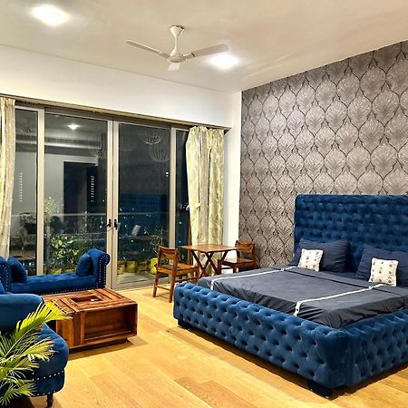 Luxury Master Bedroom With Bathtub N Private Entry غورغاون المظهر الخارجي الصورة