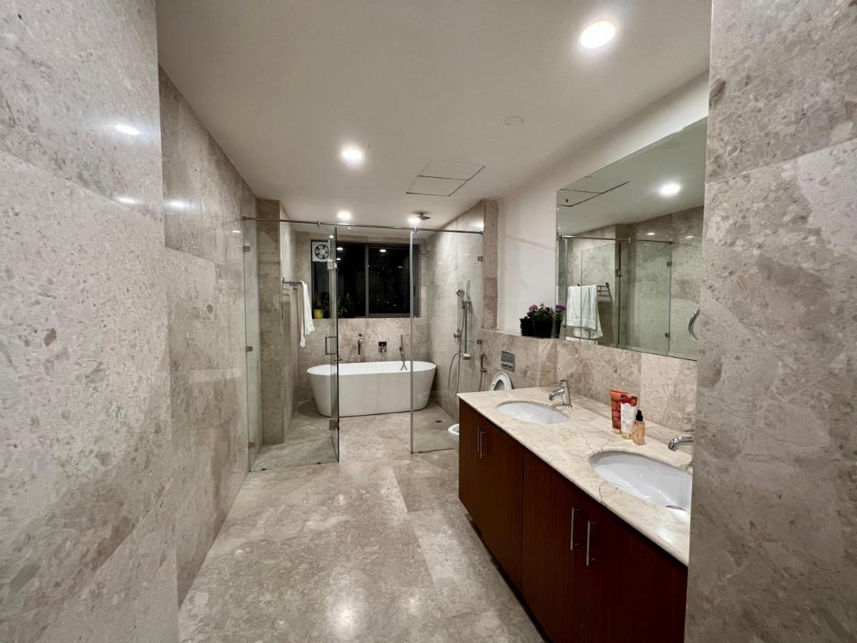 Luxury Master Bedroom With Bathtub N Private Entry غورغاون المظهر الخارجي الصورة
