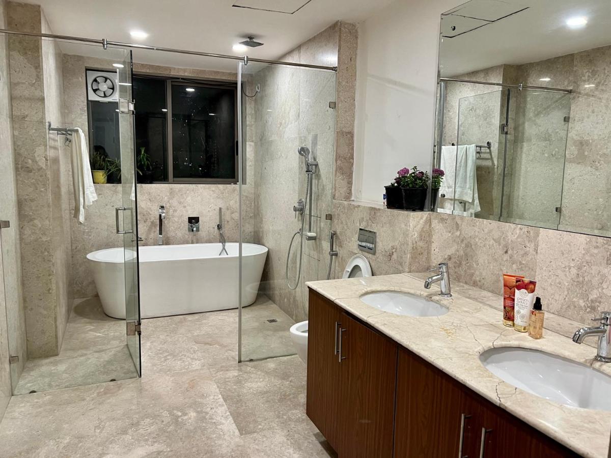 Luxury Master Bedroom With Bathtub N Private Entry غورغاون المظهر الخارجي الصورة