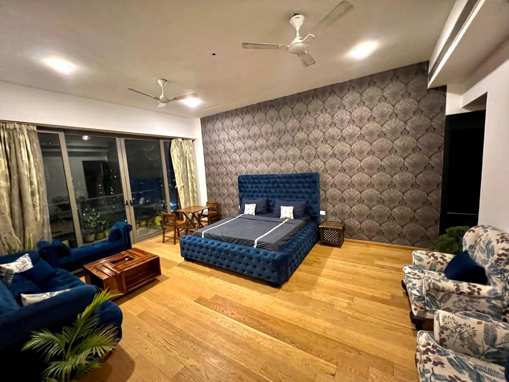 Luxury Master Bedroom With Bathtub N Private Entry غورغاون المظهر الخارجي الصورة